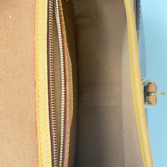 Louis Vuitton Authentic Solognes Crossbody - Picture 6 of 12